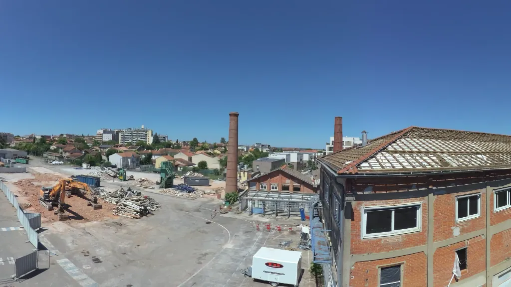 Une de nos réalisations : Vue aérienne du chantier de démolition de l’usine Latécoère à Toulouse — suivi de chantier et inspections par drone