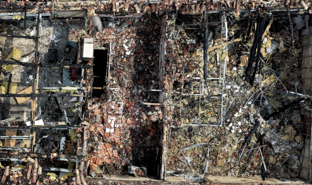 Vue aérienne par drone d’une maison sinistrée après incendie pour expertise