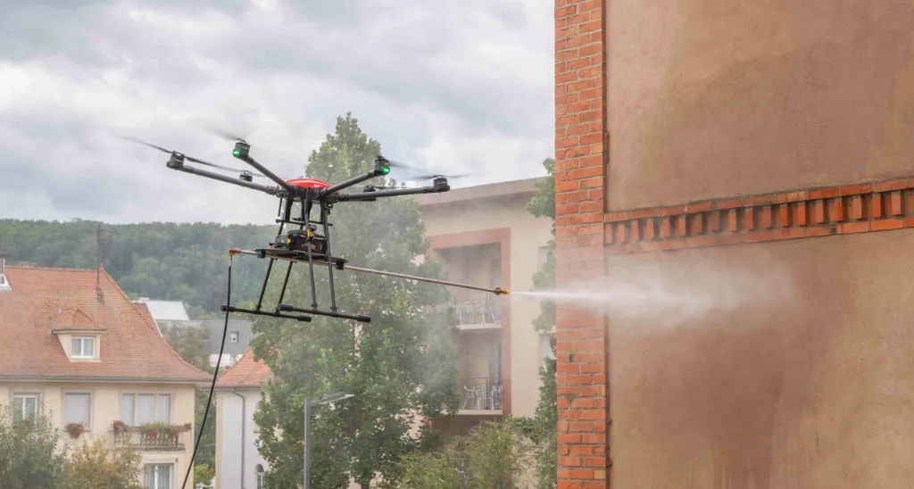 Nettoyage par drone : efficace, sûr… et souvent plus rentable !