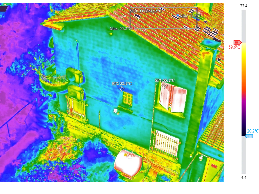 Thermographie par drone d’une façade montrant des déperditions et points chauds