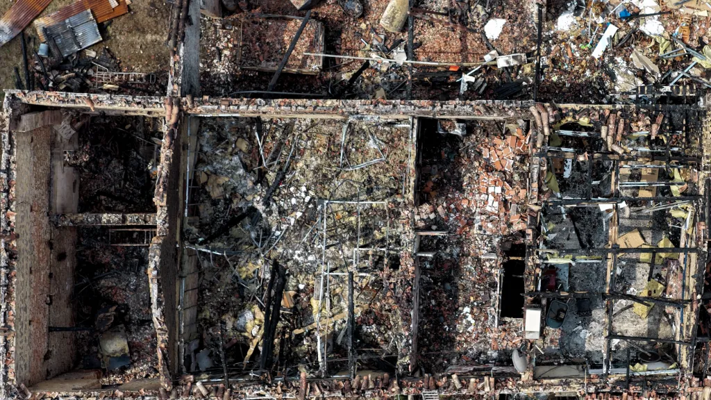 Photo d'une toiture post-sinistre prise par drone pour l'expertise de celui-ci.